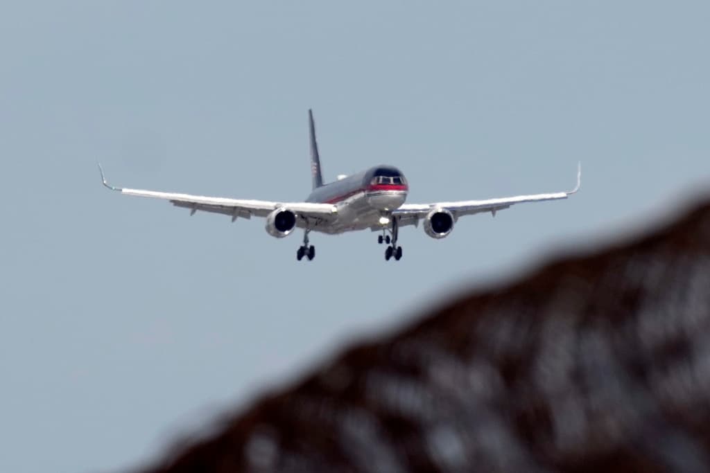 El expresidente abandonó este mediodía su
<a href="https://www.univision.com/local/nueva-york-wxtv/donald-trump-nueva-jersey-florida-corte-federal-documentos-clasificados-fotos">complejo residencial en Nueva Jersey</a> y abordó su jet privado desde el Aeropuerto Internacional Newark Liberty hacia Miami, para comparecer el martes por
<a href="https://www.univision.com/local/miami-wltv/trump-acusado-por-caso-de-documentos-clasificados-que-pasara-el-martes-en-la-corte-a-la-que-acudira-en-miami-video"> cargos penales relacionados con el mal manejo de documentos clasificados.</a>
<br>