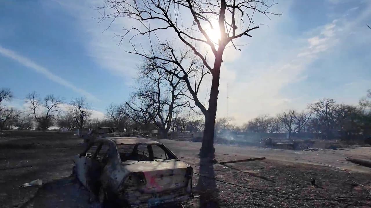 Hasta el momento 
<b>los daños materiales no han sido calculados </b>por las autoridades, pero en la zona de los incendios es común ver autos consumidos por las llamas.