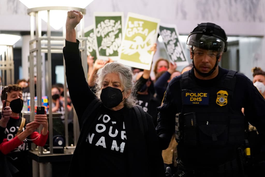Decenas de personas fueron arrestadas durante una protesta en Oakland contra la guerra en Gaza este lunes 13 de noviembre del 2023. Los manifestantes, encabezados por activistas judíos por la paz, exigían un alto el fuego en la región.