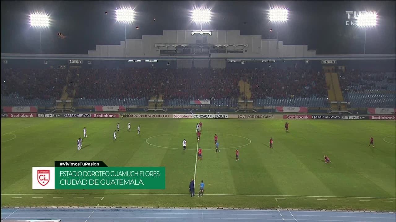 Arranca el partido y la pelota está en juego.