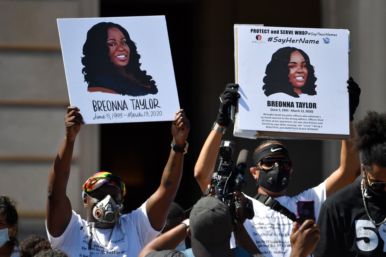 ARCHIVO - Manifestantes alzan una carteles con la imagen de Breonna Taylor en un evento en su honor en la escalinata del Capitolio de Kentucky, en Frankfort, Kentucky, el 25 de junio del 2020. La municipalidad de Louisville le pagará millones de dólares a la madre de Taylor y reformará las prácticas policiales como parte del acuerdo para resolver una demanda meses después que la muerte de Taylor a manos de la policía lanzó el nombre de la mujer negra al frente de la conversación nacional sobre injusticia racial en Estados Unidos. (AP Foto/Timothy D. Easley)