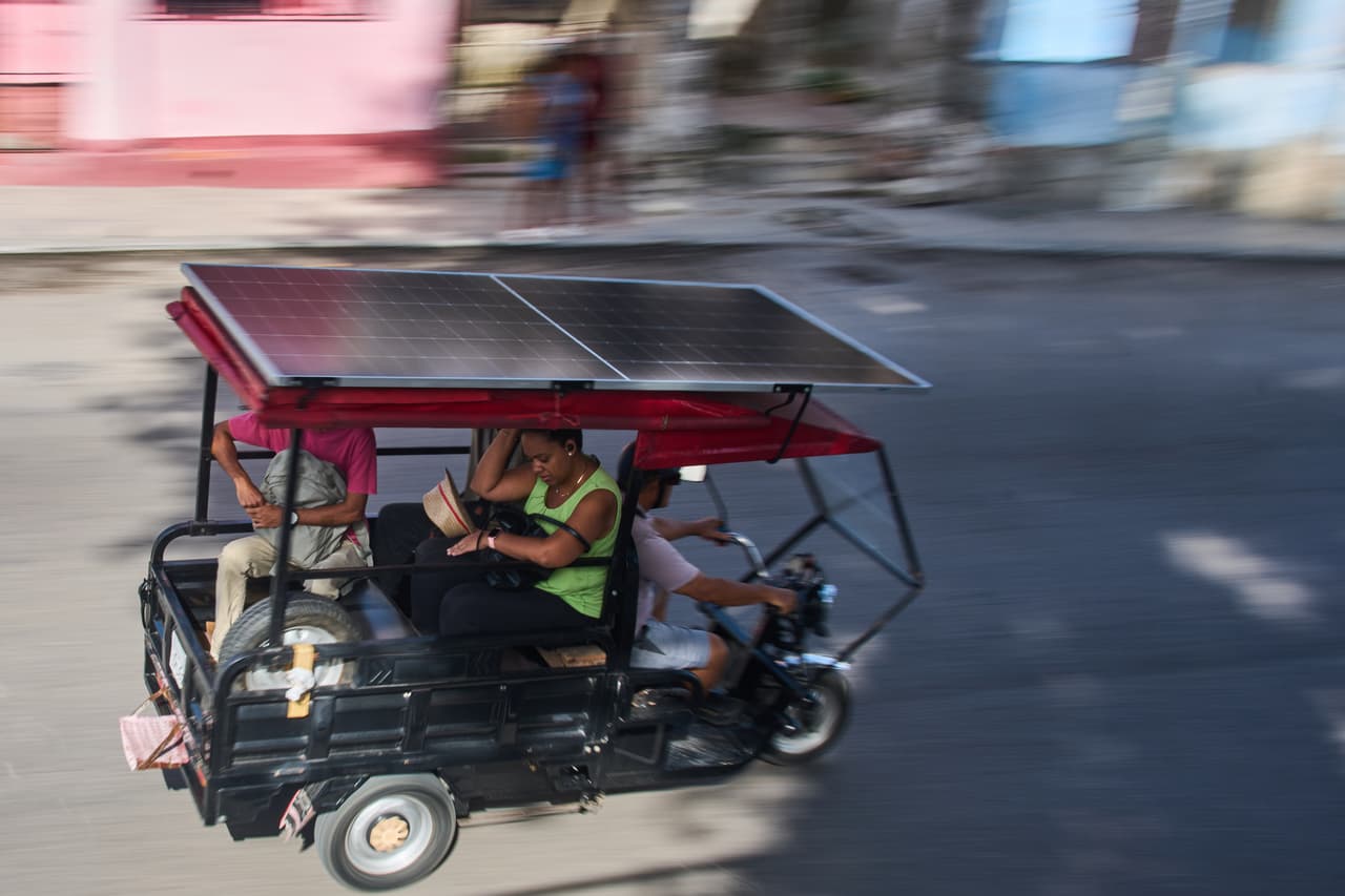 La nueva imagen de Cuba: triciclos eléctricos reemplazan a los autos clásicos en medio de la crisis de combustible