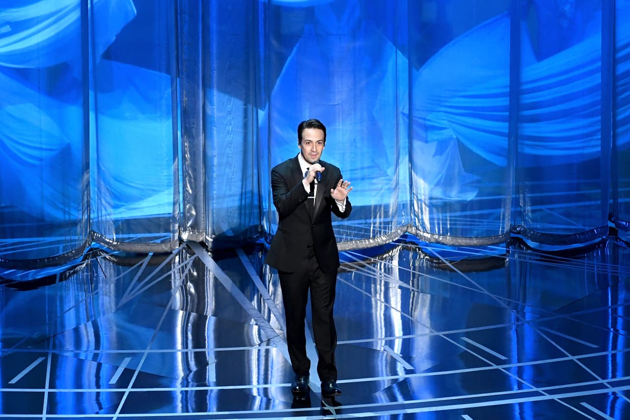 El actor Dwayne Johnon presentó la actuación de Lin-Manuel Miranda junto con Auli'i Cravalho, nominados por Mejor Canción.