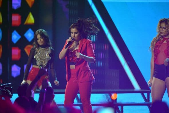 Las chicas de Fifth Harmony marcaron huella en el escenario de Premios Juventud. Ally, Normani, Dinah Jane, Camila y Lauren were simply A-MA-ZING.