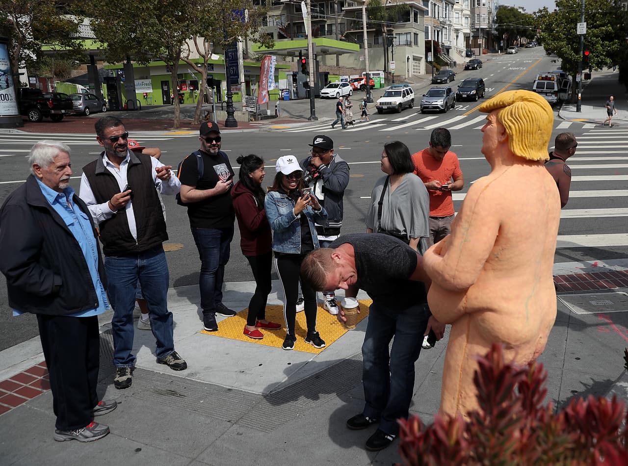 En la imagen, la escultura de Donald Trump que fue emplazada esta mañana en Castro District, el barrio cuna del movimiento LGBTI de San Francisco. Las obras fueron firmadas por 'Ginger', un artista con base en la ciudad de Las Vegas, Nevada.