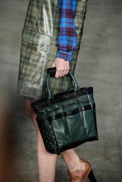 Otro accesorio en este color que le iría bien a tu clóset es un bolso, pues lo podrás llevar al trabajo o a fiestas elegantes.