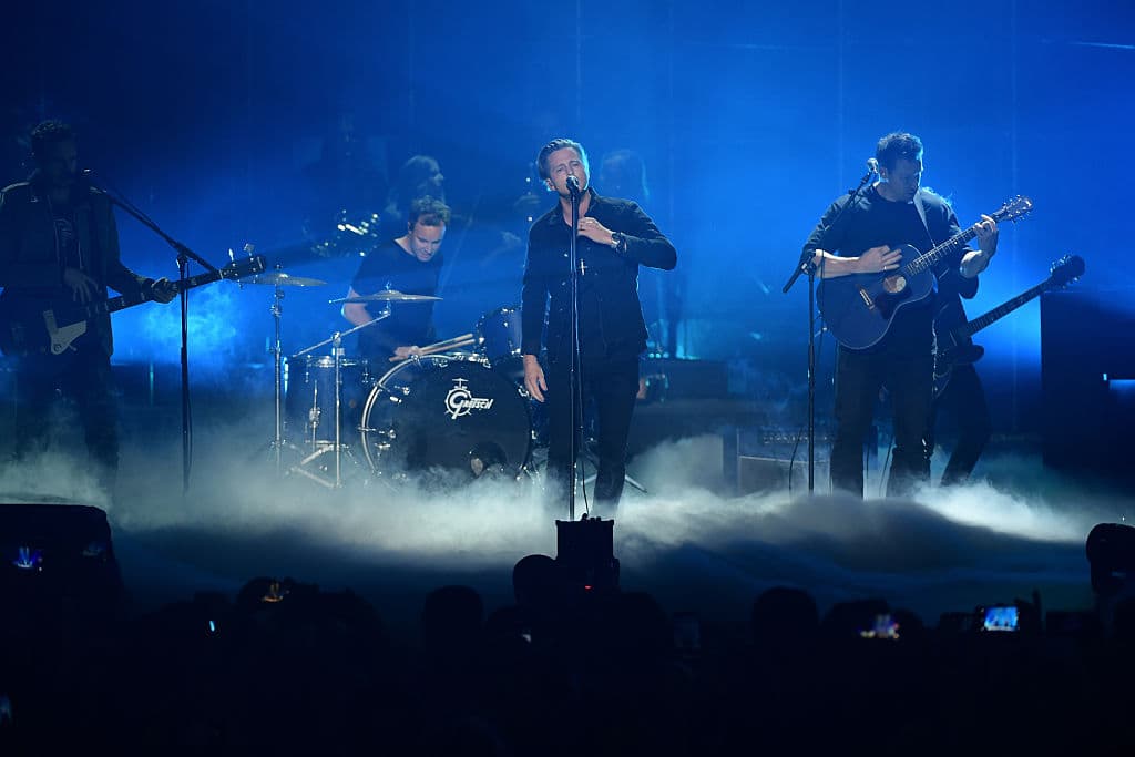 OneRepublic en un escenario nublado