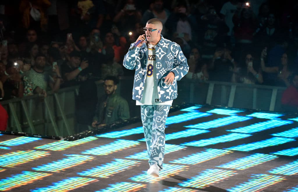 Sin embargo, media hora después de comenzar su presentación sufrió una fuerte caída en el escenario.