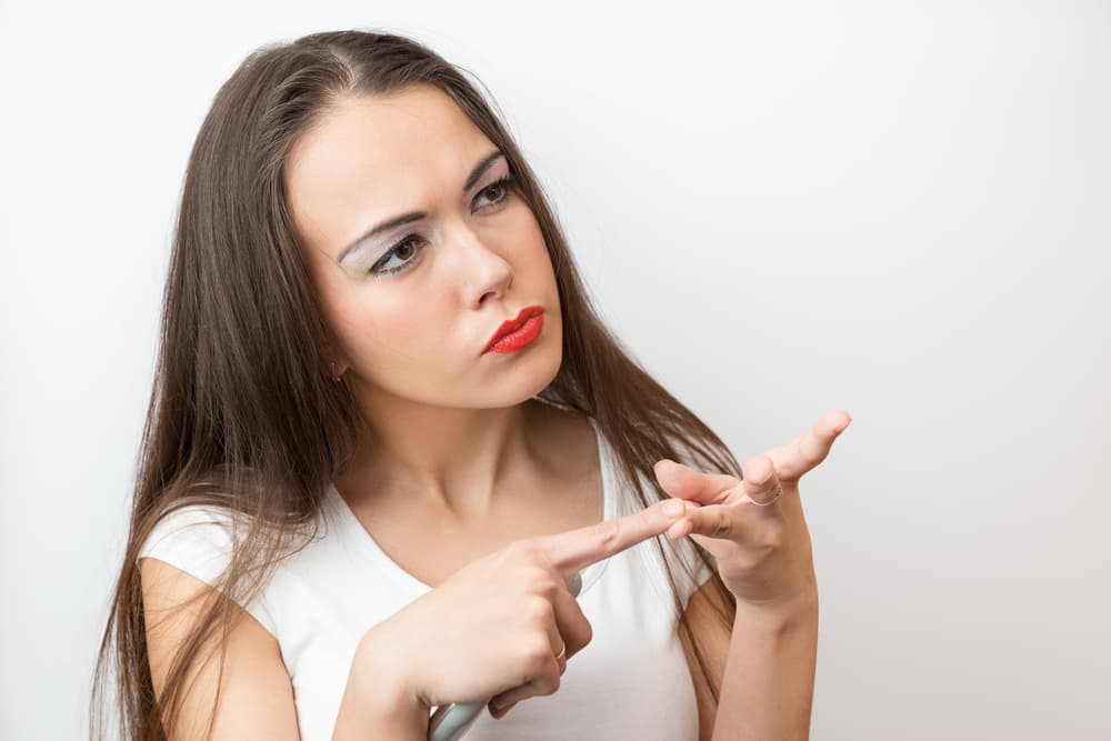 <b>Aspectos negativos que pueden perjudicarte:</b> Mercurio en tu signo trae también un buen movimiento económico, pero que conlleva el peligro de derrochar el dinero que te llegue invirtiéndolo en cosas poco productivas o incurriendo en gastos que sean superfluos, comprando lo que no necesitas y solamente te endeudan. También, y muy importante, trae la excesiva tendencia a criticarlo todo, encontrar faltas en todos y volverte insoportable en ese sentido.