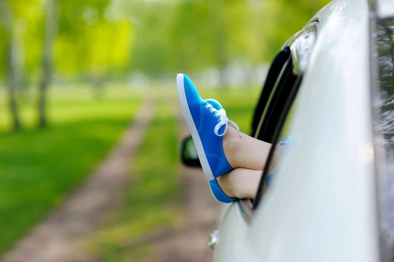 <b><a href="https://www.univision.com/noticias/salud/las-mujeres-duermen-peor-que-los-hombres-nuestro-test-para-comprobar-lo-que-sabes-sobre-el-sueno">Échate una siesta</a></b>. Una siestecita de 10 o 20 minutos puede mejorar el desempeño y la lucidez sin que te sientas aturdido y sin que interfiera en el sueño de la noche. Pero un sueño de media hora o más puede causar “inercia del sueño”. Para la mayoría de las personas, lo mejor es echarse la siesta durante las horas tempranas de la tarde, cuando la energía disminuye después del almuerzo.