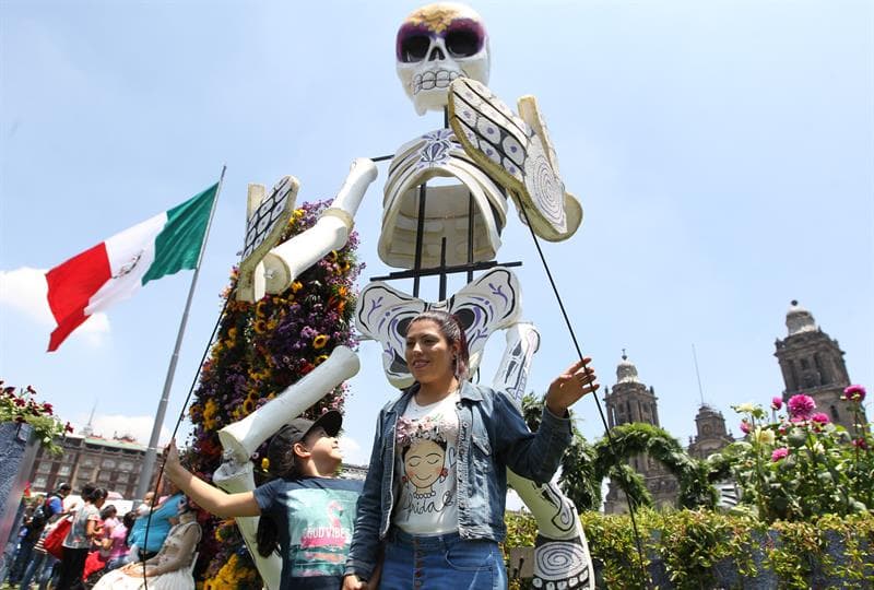 Es una exposición al aire libre que estará en exhibición hasta el próximo domingo 7 de julio, día en que los asistentes podrán llevarse a sus casas las flores que han sido utilizadas para la muestra.