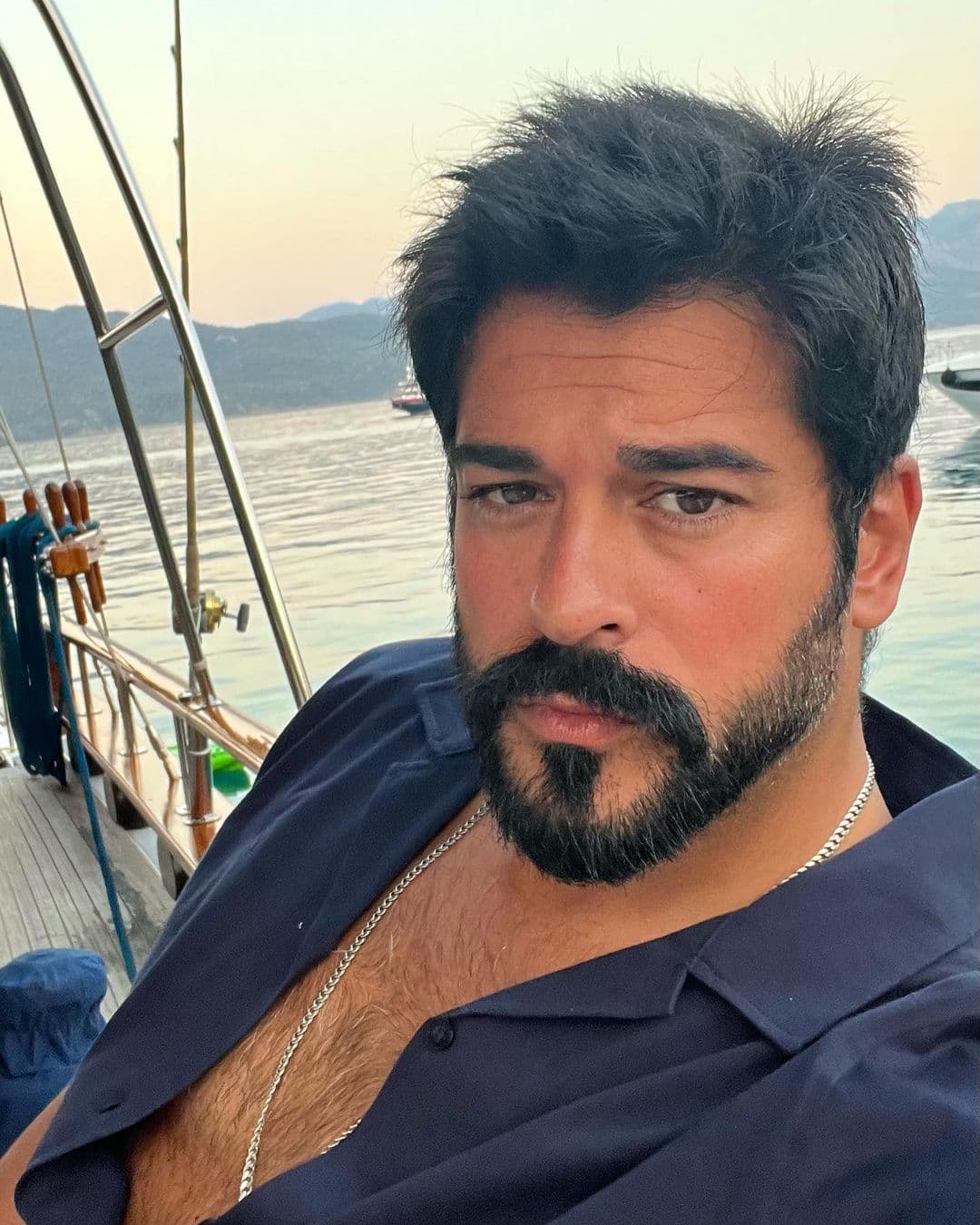 Burak Özçivit fue protagonista de Amor Eterno.