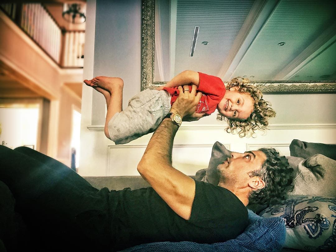 Padre e hijo nos han demostrado pasar los mejores momentos juntos, y aunque el actor se encuentra saturado de trabajo siempre encuentra el momento del día para jugar con
<b><a href="http://www.univision.com/programas/novelas/jaime-camil-presume-en-redes-sociales-a-su-hermosa-familia-fotos">Jaime</a></b>. Ambos son la sensación de Instagram.