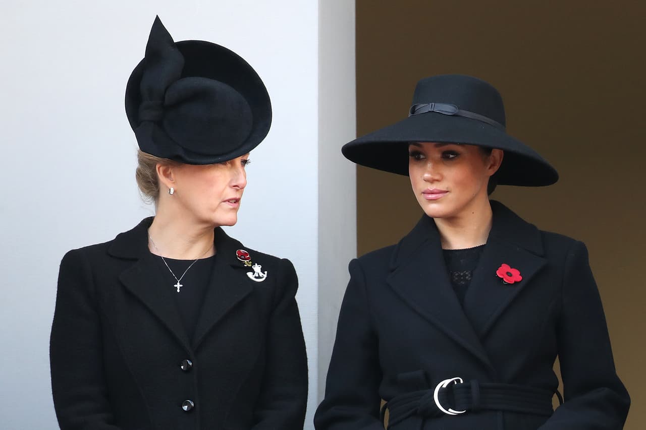 "Todos 
<b><a href="https://www.univision.com/famosos/lo-siento-meghan-markle-recuerda-como-la-marco-el-racismo-y-regala-un-consejo-a-jovenes-graduandos-video" target="_blank">tratamos de ayudar</a></b> a cualquier nuevo miembro de la familia", dijo Sofía de Wessex acerca de lo que enfrentó Markle como parte de la corona británica.