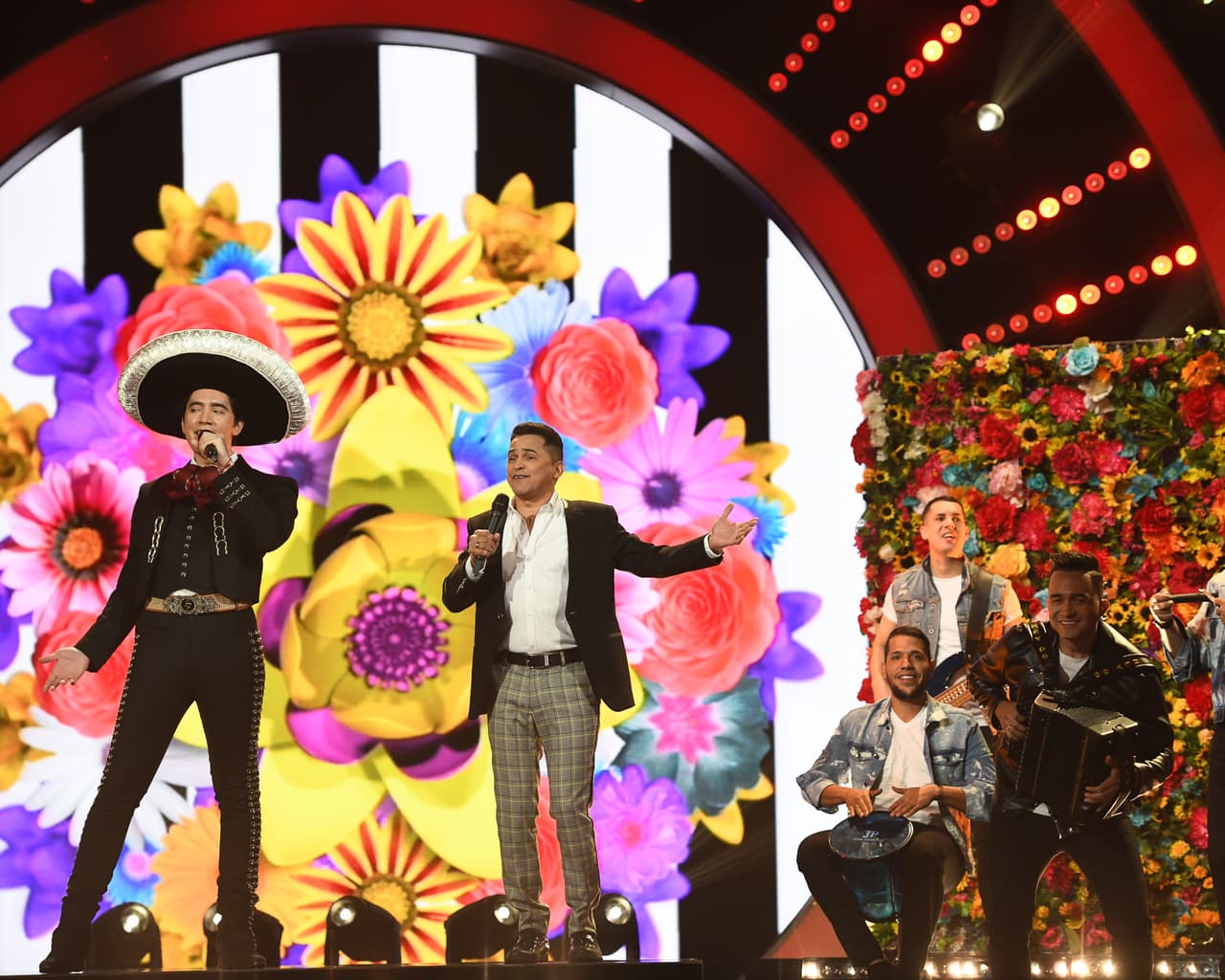 Solo que ahora lo interpretó acompañado de Álex Fernández, nominado este año en dos categorías de Premio Lo Nuestro.