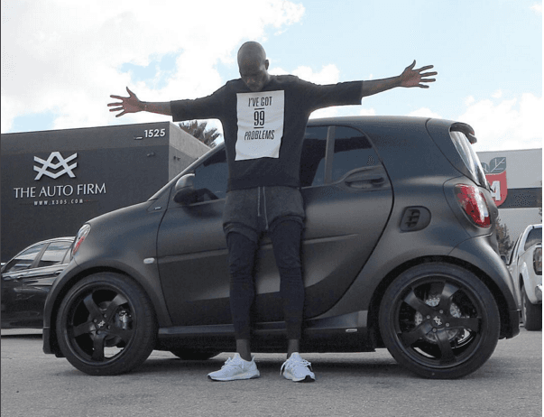 La gran contextura física de Chad Ochocinco, estrella de la NFL, en contraste con una edición modificada de un Smart