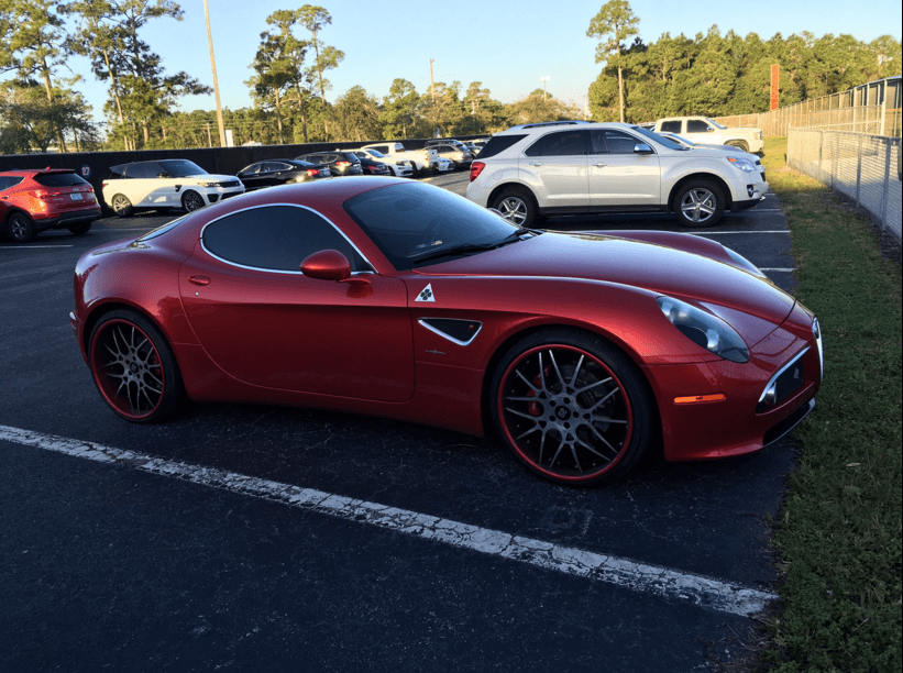 Un Alfa Romeo 8C Competizione en cuya modificación Céspedes invirtió $299,000, siempre en el taller de Alex Vega
