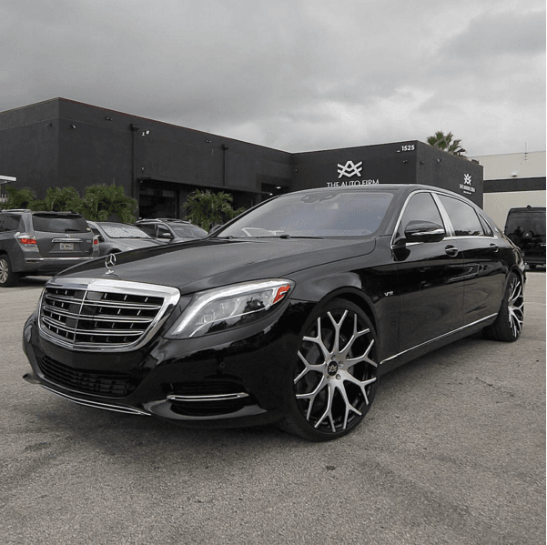 Un Mercedes Benz S600 Maybach, propiedad de Héctor Olivera, el cubano que milita en los Bravos de Atlanta, también cliente de Vega