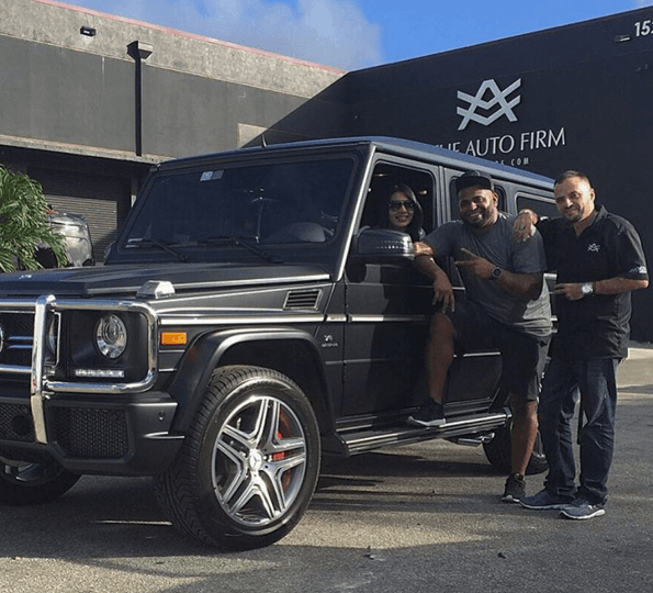 El venezolano Pablo Sandoval, actualmente en Boston Red Sox, orgulloso de su modificado Mercedes Benz G63