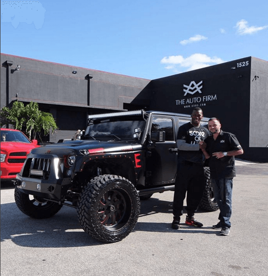 Alex Vega posa ante la cámara junto a Jorge Soler, jardinero de Chicago Cubs. Detrás de ellos, una Jeep Wrangler personalizada