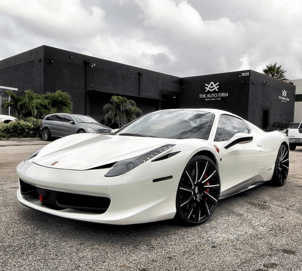 Aquí vemos una Ferrari 458 Italia Spider modificada por Alex Vega para Juan Uribe, de los Bravos de Atlanta, por la suma de $264,000