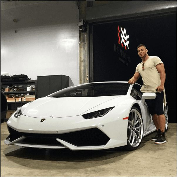 El besibolista cubano Yoan Moncada posa junto a su modificado Lamborghini Huracan.