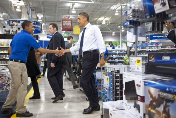 En la tienda especializada en electrónica Obama no dudó en buscar algunos videojuegos para sus hijas.