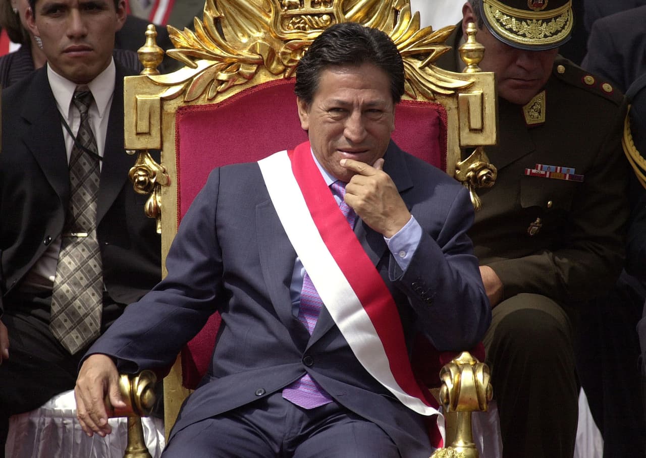 En las elecciones de 2001, Alejandro Toledo fue elegido por el pueblo como gobernante luego de vencer al candidato Alan García y ser así 
<a href="https://www.univision.com/local/san-francisco-kdtv/de-lustrar-zapatos-llego-a-la-presidencia-de-peru-anos-mas-tarde-termino-preso-en-california" target="_blank">el primer presidente con ascendencia indígena</a> en la historia del Perú.