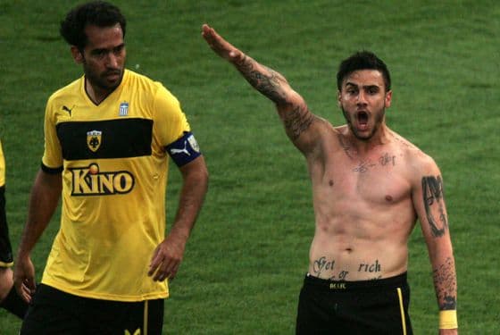 <b>Giorgos Katidis:</b> Esta celebración le costó caro al griego que cuando la realizó en 2013 tenía 20 años. Fue suspendido de por vida de la selección griega y el AEK; actualmente juega en República Checa con el Olympia.