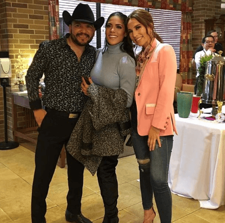 Francisca llegó con Michael Salgado y Priscila Sánchez a repartir amor a ‘The Meadows’, un hogar para ancianos. ¡Qué bonita experiencia compartir con personas tan especiales!