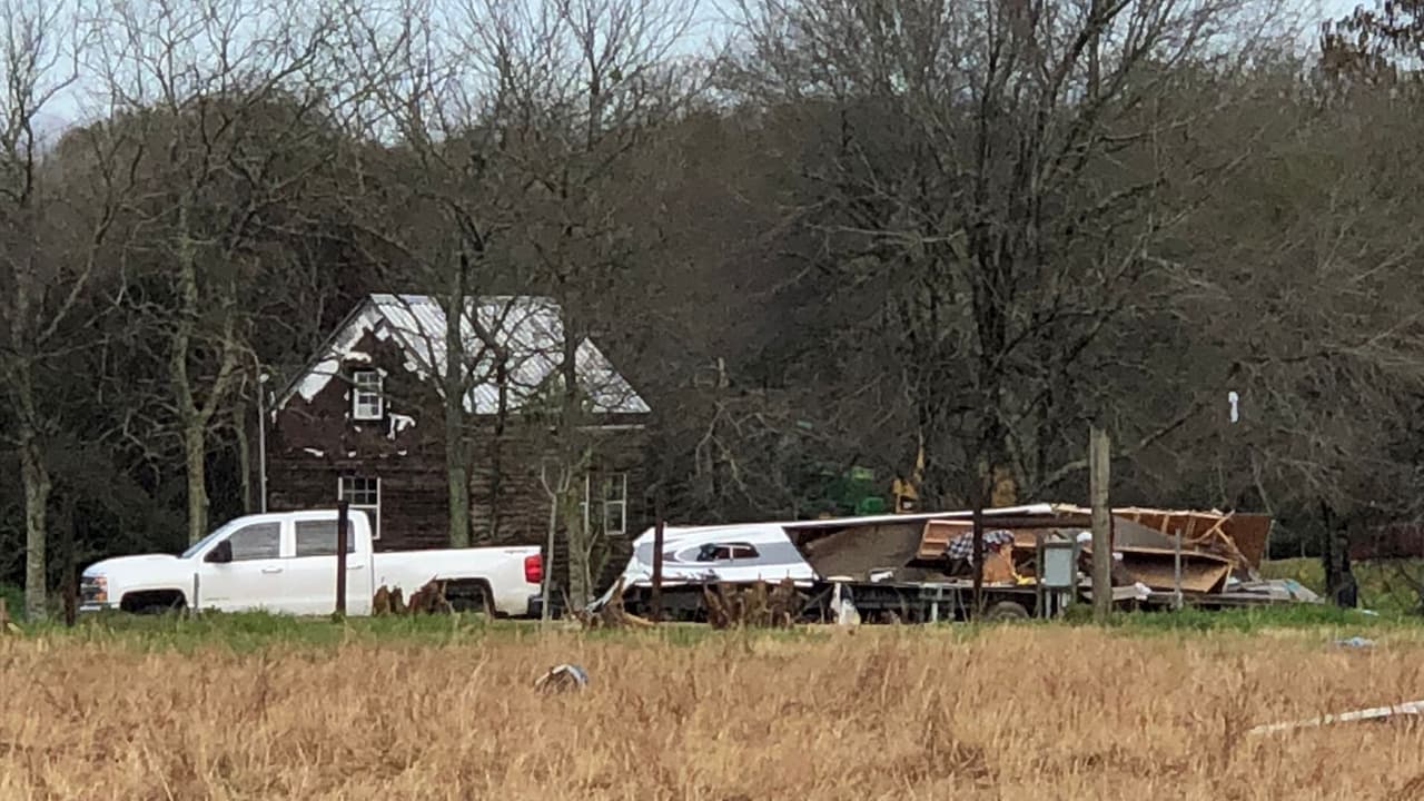 Los cinco miembros de la familia fueron sorprendidos por los fuertes vientos y trasladados a un hospital local, uno de los menores sufrió heridas en la cabeza que no amenazan su vida, indicó el sheriff del condado Fort Bend.