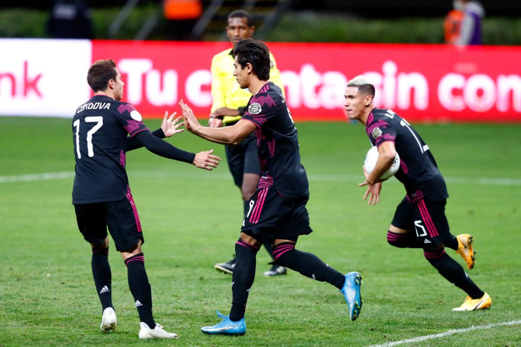 México tiene que venir de atrás para empatar el partido, mandar el juego al alargue y terminar ganado el título en la tanda de penaltis. José Juan Macías fue el encargado de empatar el partido al minuto 80.