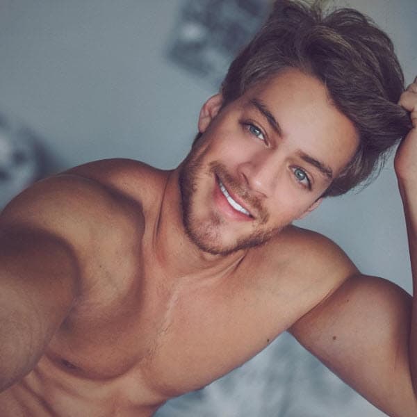 Se trata de 
<b><a href="http://www.univision.com/programas/super-momentos-de-novela/polo-morin-pidio-que-respeten-su-vida-privada-y-preferencias-sexuales-fotos">Polo Morín</a></b>, quien poco a poco construye su carrera en las telenovelas mexicanas, hace poco lo vimos en 
<a href="http://www.univision.com/novelas/el-bienamado/jordi-fue-arrestado-por-acosar-a-tania-video">'El Bienamado'</a>.