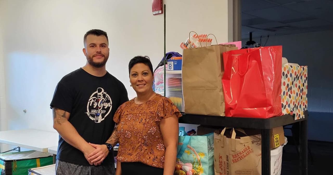 En fotos, padre de Nueva Jersey recolecta útiles escolares para estudiantes necesitados