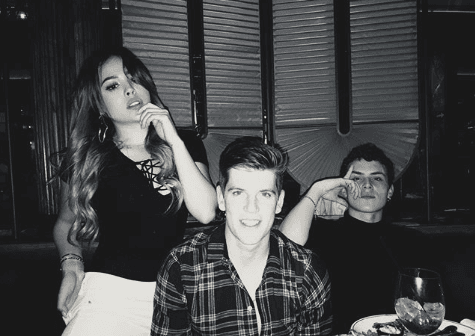 Pero en sus redes sociales, Danna Paola ha compartido otras instantáneas en compañía de Miguel Bernardeau. "Y nosotros vamos que volamos...", escribió la protagonista de 'Amy, la niña de la mochila azul'.