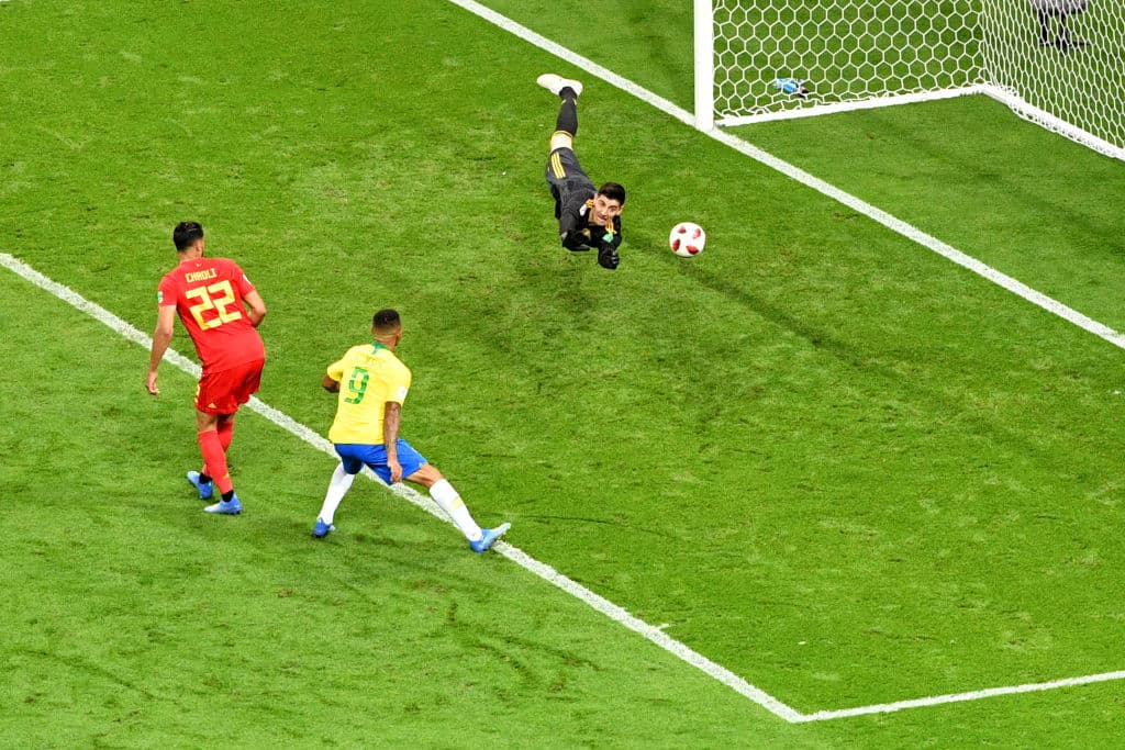 Con ese déficit, Brasil salió desde el primer segundo a buscar acercarse en el marcador. Aquí vemos a Courtois estirándose para sacar un tiro de Grabiel Jesús (9) al minuto 54.