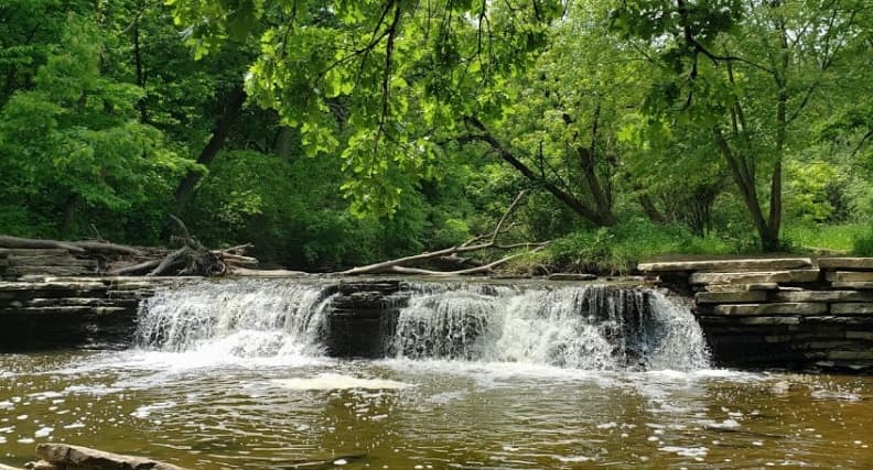 Disfruta de 11 millas de 
<a href="https://www.dupageforest.org/places-to-go/forest-preserves/waterfall-glen" target="_blank">Waterfall Glen Forest Preserve</a>, con algunos de los senderos más populares en Illinois, y que es conocida por su cascada Rocky Glen, el mirador de su acantilado de Sawmill Creek y sus extensos senderos. Es ideal para excursionistas, ciclistas e ir a caballo. Dirección: Cass y Northgate Roads en Darien, IL 60561.