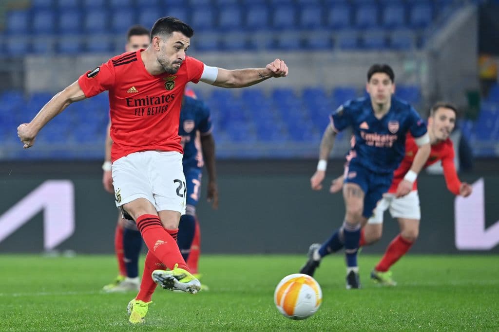 Fernandes (55’) marcó desde los once pasos para abrir el marcador y así adelantar a los locales. Un par de minutos más tarde, Saka (57’) marcó el tanto que le dio la paridad al cuadro inglés. La vuelta se jugará el próximo 25 de febrero.