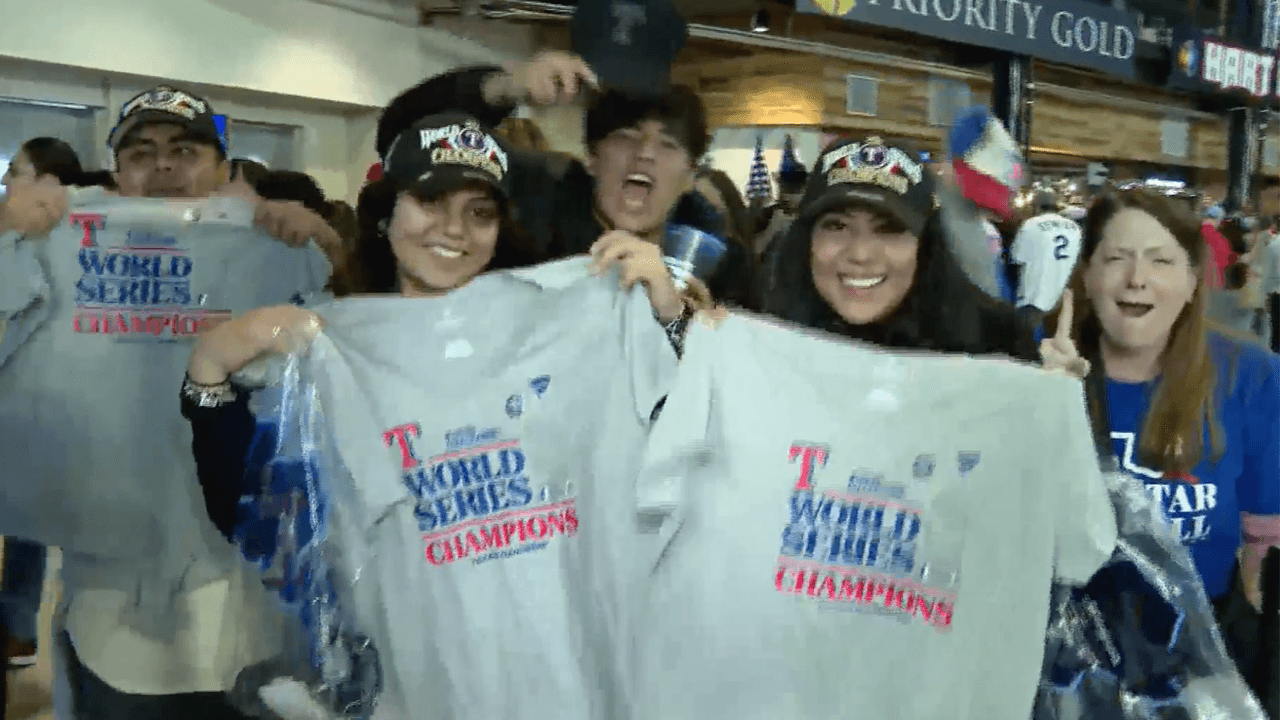 Mientras tanto, los fanáticos inundaron las tiendas para comprarse las gorras y la ropa deportiva que representa a su equipo favorito.