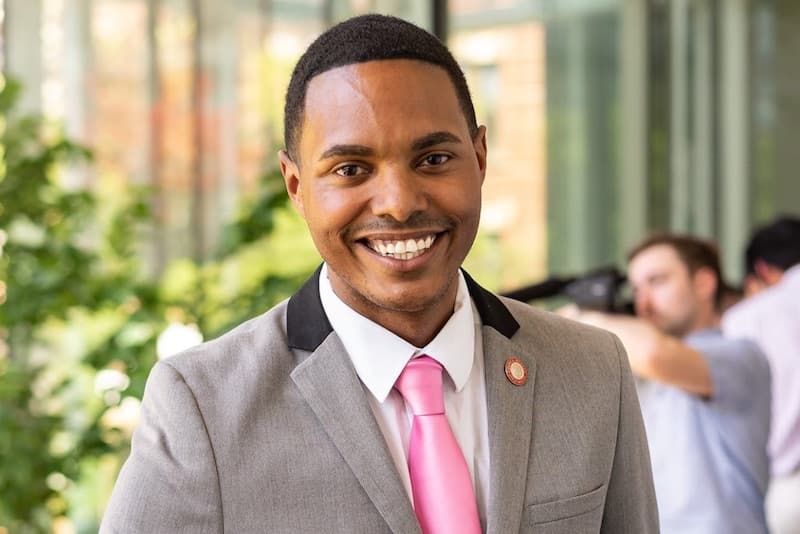 Resultados preliminares favorecen a Ritchie Torres, primer candidato afro-latino LGBTQ por El Bronx