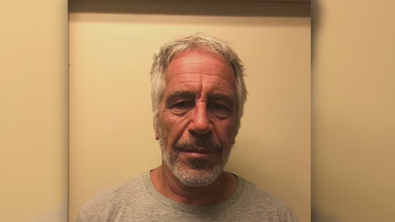 Dos vigilantes suspendidos y un director de prisión reasignado tras la polémica muerte de Jeffrey Epstein
