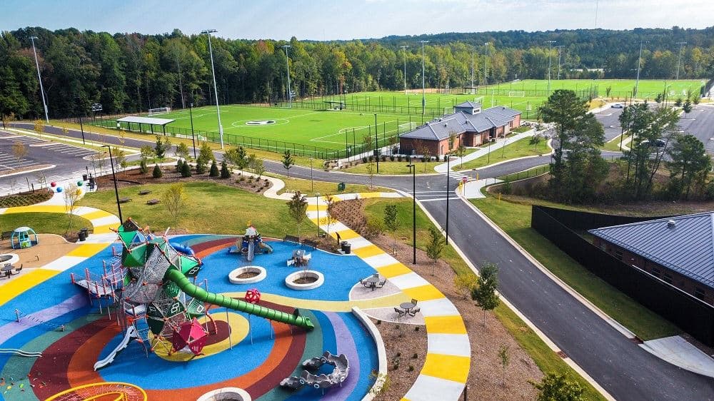 <b>Pleasant Park</b>
<br>
<b>Sitio web</b>: 
<a href="https://www.apexnc.org/1163/Pleasant-Park">https://www.apexnc.org/1163/Pleasant-Park</a> 
<br>
<b><a href="https://maps.app.goo.gl/w8fxShK95bQWfjom9">Cómo llegar</a> </b>
<br>
<br>Este nuevo parque abrió sus puertas el 4 de noviembre y cuenta con un tobogán de 35 pies de altura para niños mayores y un "Bosque Encantado" de 1,5 acres con nueve aldeas de juegos inclusivas y una zona de chapoteo (abierta por temporada).