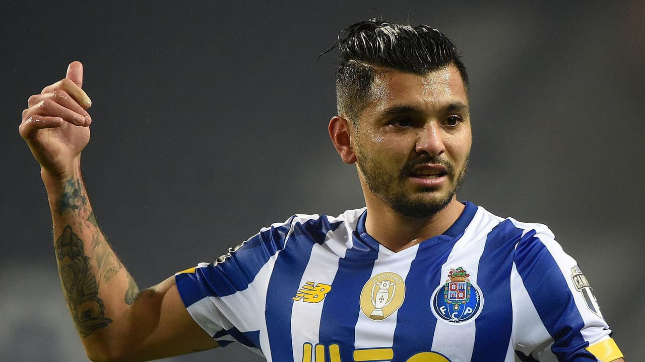 'Tecatito' Corona gana la liga con el Porto mientras está con el Sevilla