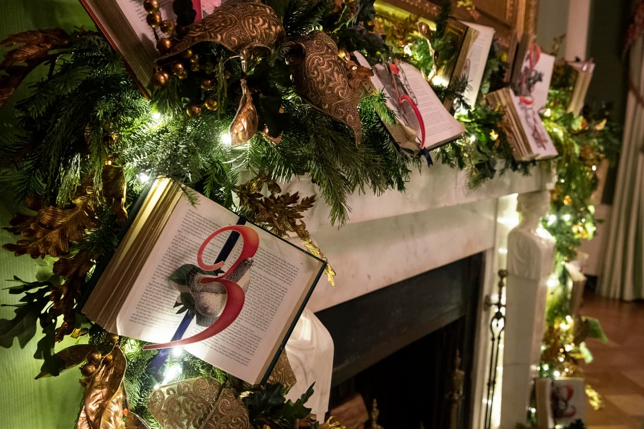La decoración de la chimenea en el Salón Verde. Se espera que unas 30,000 invitados visiten la Casa Blanca, en unos 100 recorridos que han sido organizados para la temporada navideña.