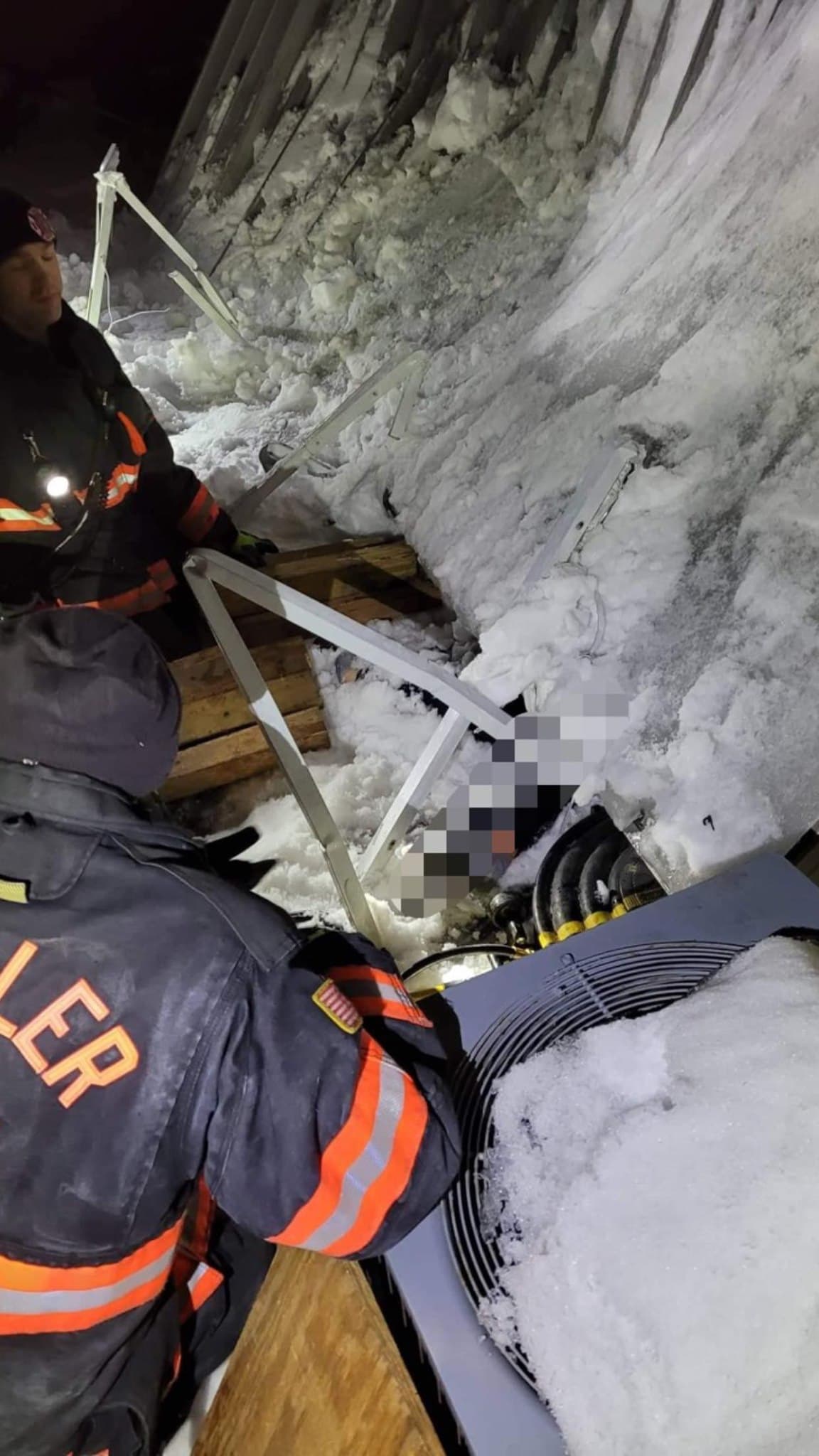 La mujer, que se cree está en sus 50, fue llevada al Luther General Hospital. Sufrió algunas heridas en las piernas y en la cabeza.