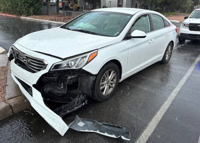 El vehículo robado, tras chocar. Seis niños intentaron escapar a pie.