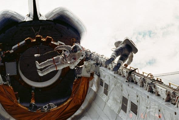 A bordo del Transbordador espacial Challenger, el 07 de abril de 1983 los astronautas Musgrave y Don Peterson realizaron la primera caminata para probar un traje espacial y realizar simulaciones de montaje y reparación de objetos.