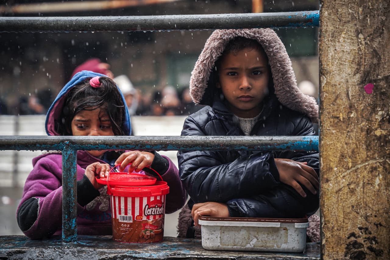 Palestinos esperan recibir alimentos en un campo de refugiados en Rafah, ubicado en el sur de Gaza. El temor de la hambruna se extiende por todo el territorio arrasado por la ofensiva de Israel.