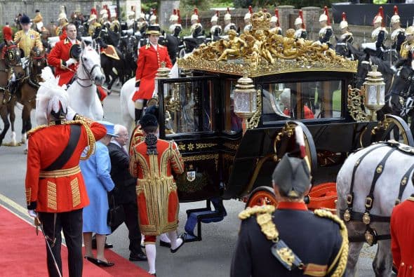 Después de que los invitados fueran saludados con dos salvas separadas de cañón, la Reina y el presidente se adentraron en el Castillo.