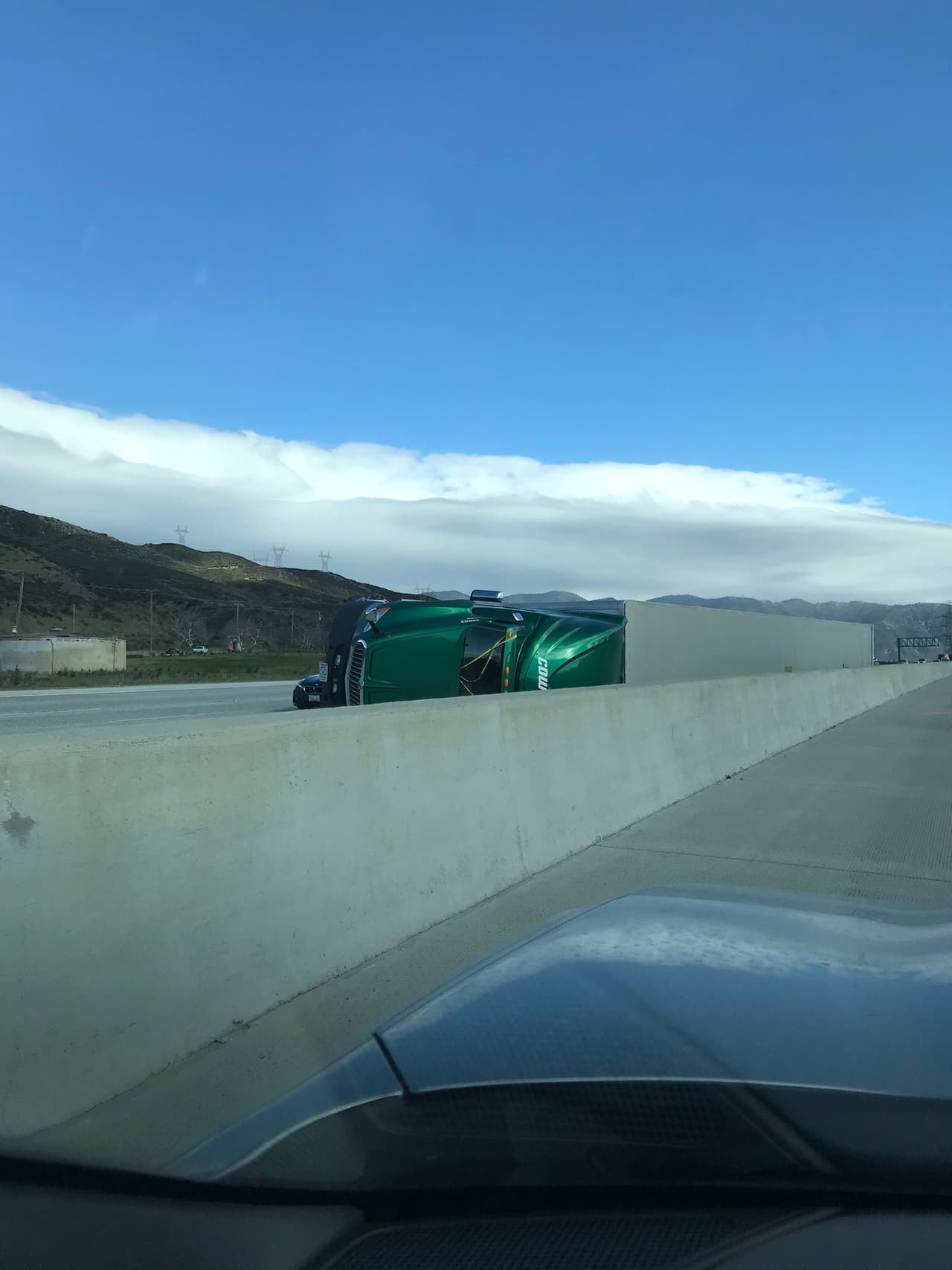 Los camiones volcados causaron el cierre de partes de la autopista 15 y de la 10.